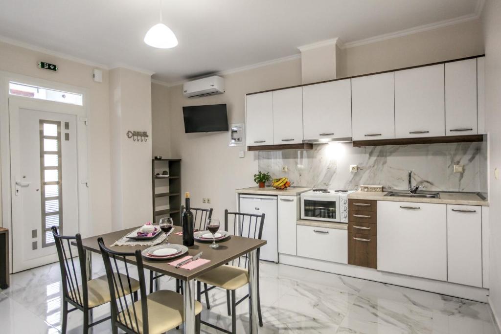 Kuchyň nebo kuchyňský kout v ubytování Del Sol #2 Meteora Luxurious Family Suites