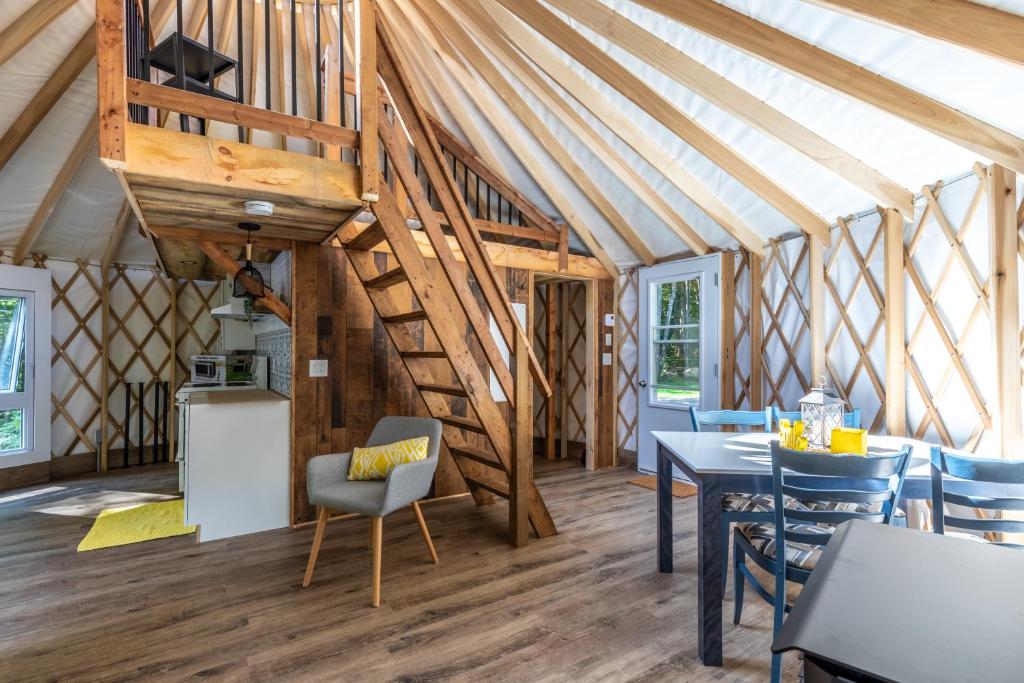 Kuchyň nebo kuchyňský kout v ubytování Yourtes Glamping du Poisson Blanc