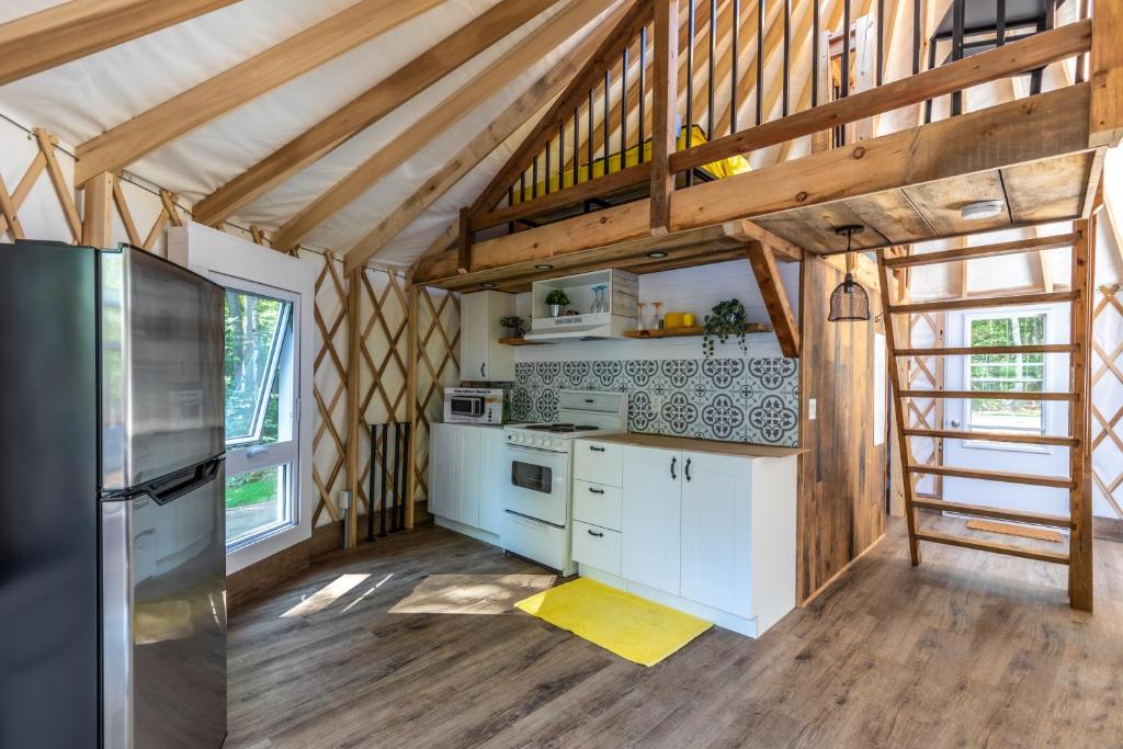 Kuchyň nebo kuchyňský kout v ubytování Yourtes Glamping du Poisson Blanc
