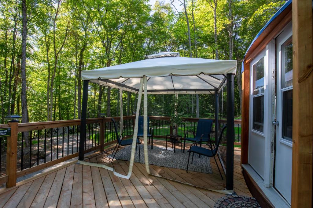 Balkón nebo terasa v ubytování Yourtes Glamping du Poisson Blanc