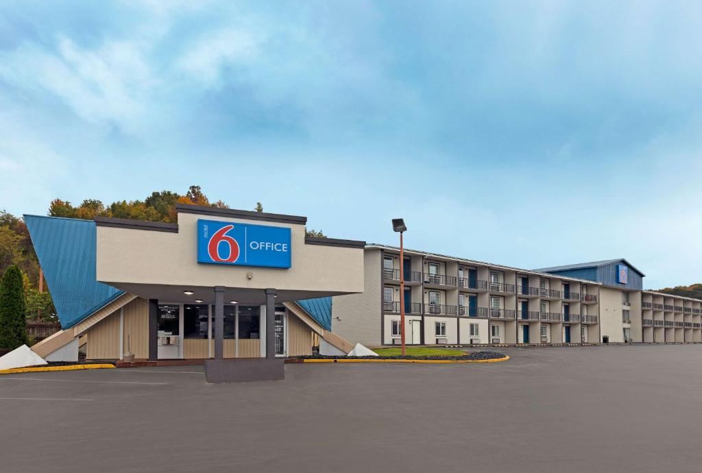 a hotel with a sign on the front of it at Motel 6 Corbin, KY in Corbin