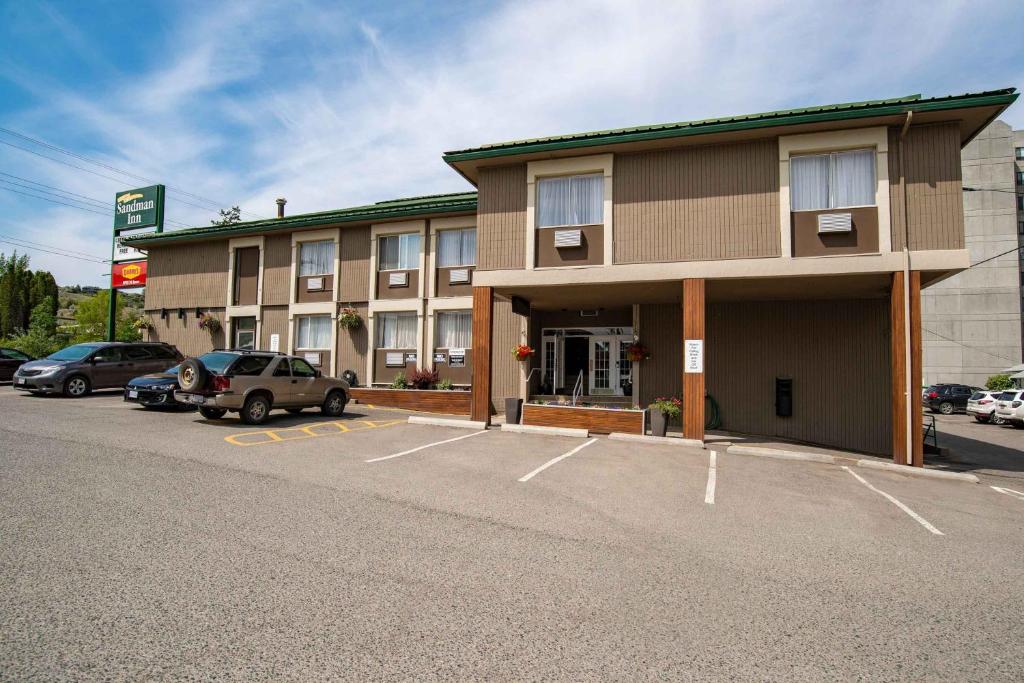 un hôtel avec un parking en face dans l'établissement Sandman Inn Kamloops, à Kamloops