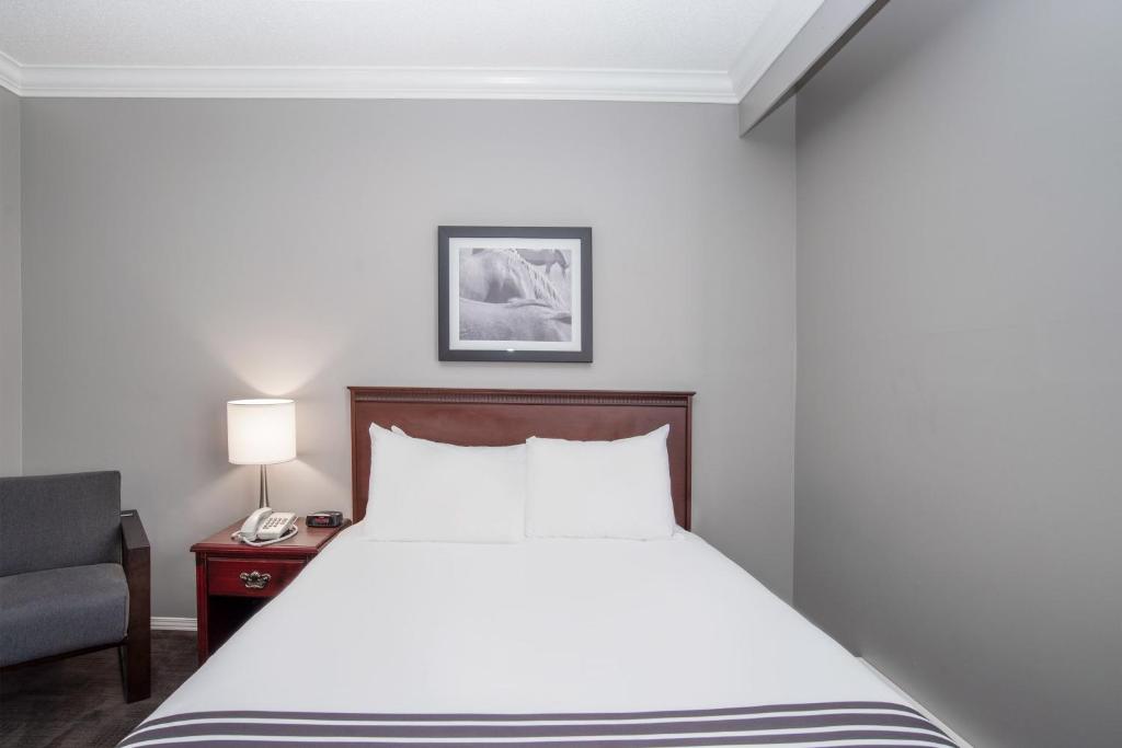 Postel nebo postele na pokoji v ubytování Sandman Inn Kamloops