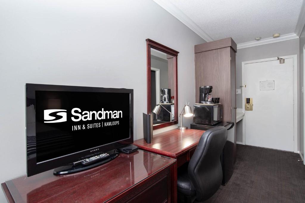 TV a/nebo společenská místnost v ubytování Sandman Inn Kamloops
