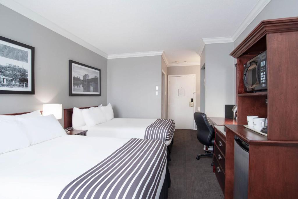 Postel nebo postele na pokoji v ubytování Sandman Inn Kamloops
