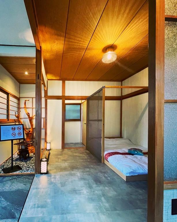 藤沢市にあるオーシャンビュー 加美屋リゾート 江ノ島,江ノ島の島内,仲見世通りから3分,海と日の出を臨む貸切の和モダン別荘の部屋の中央にベッドが置かれた寝室