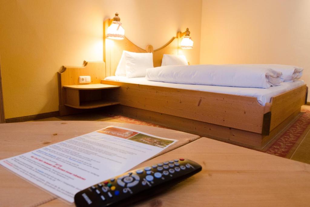Postel nebo postele na pokoji v ubytování Alpin Panoramahotel Lärchenhof