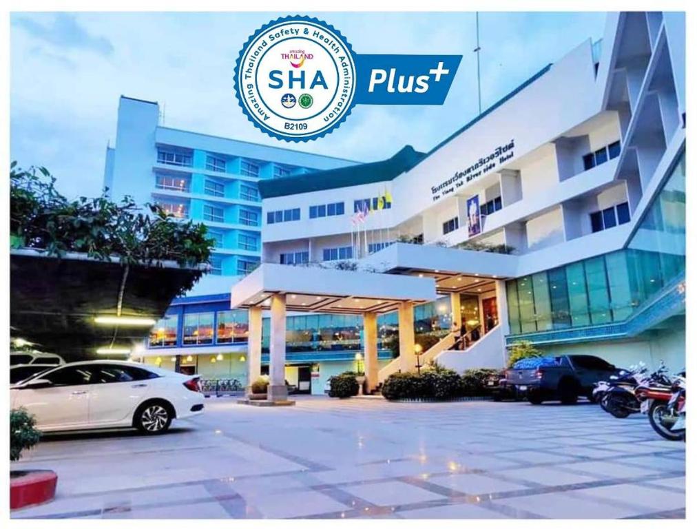 来兴府达克永珍河滨酒店的一家酒店前停着一辆车
