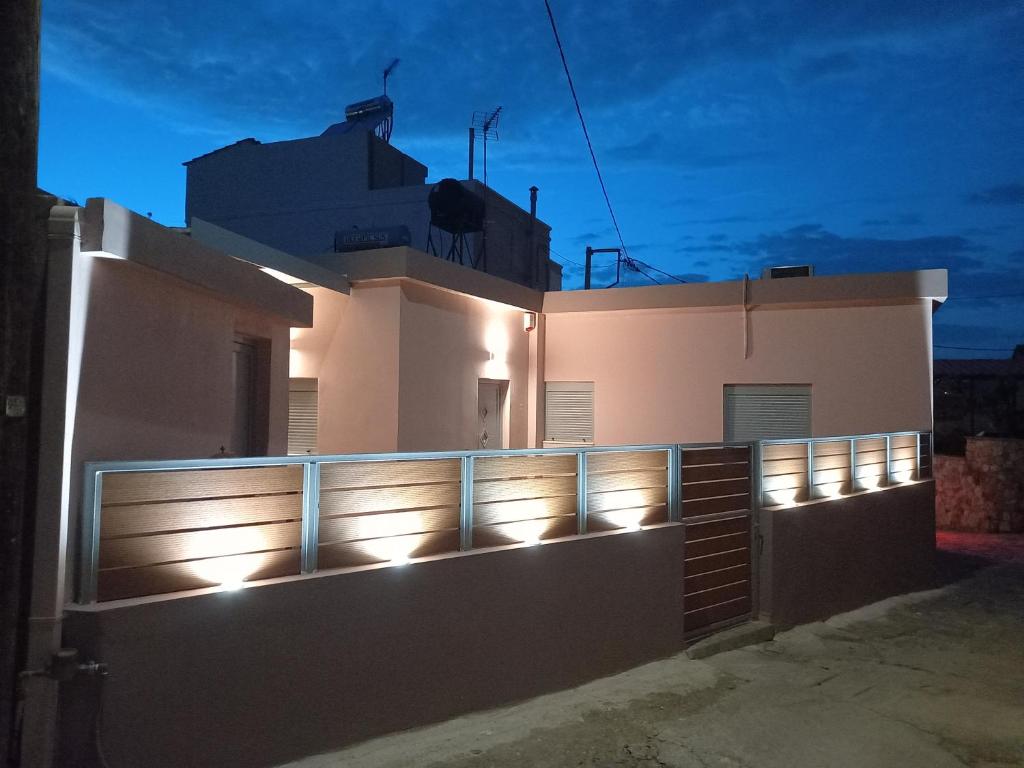 una casa bianca con luci su una recinzione di Royal Legend Suite a Souda (Suda)