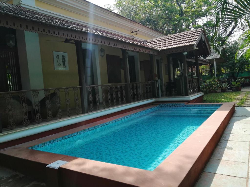 Bazén v ubytování Surya Kiran Heritage Hotel nebo v jeho okolí