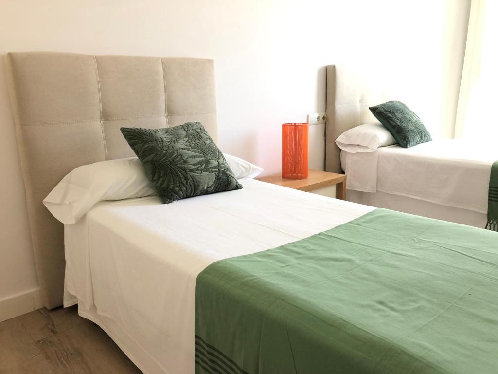 Booking.com: Hippie Beach Ibiza Apartment , Playa den Bossa ...