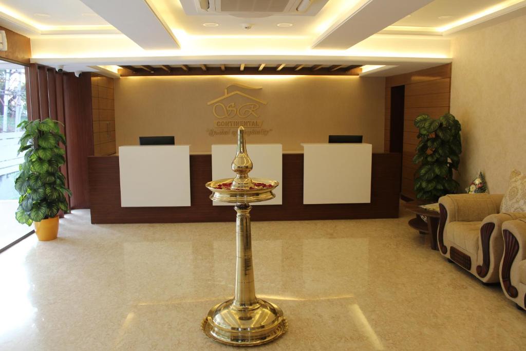 eine Lobby mit einem Wartezimmer mit einem Tisch in der Unterkunft S R Continental in Gulbarga