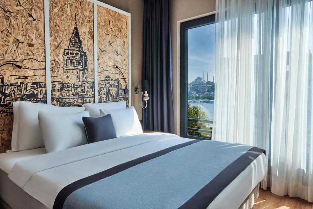 Un dormitorio con una cama grande y una ventana en The Halich Hotel Istanbul Karakoy - Special Category, en Estambul