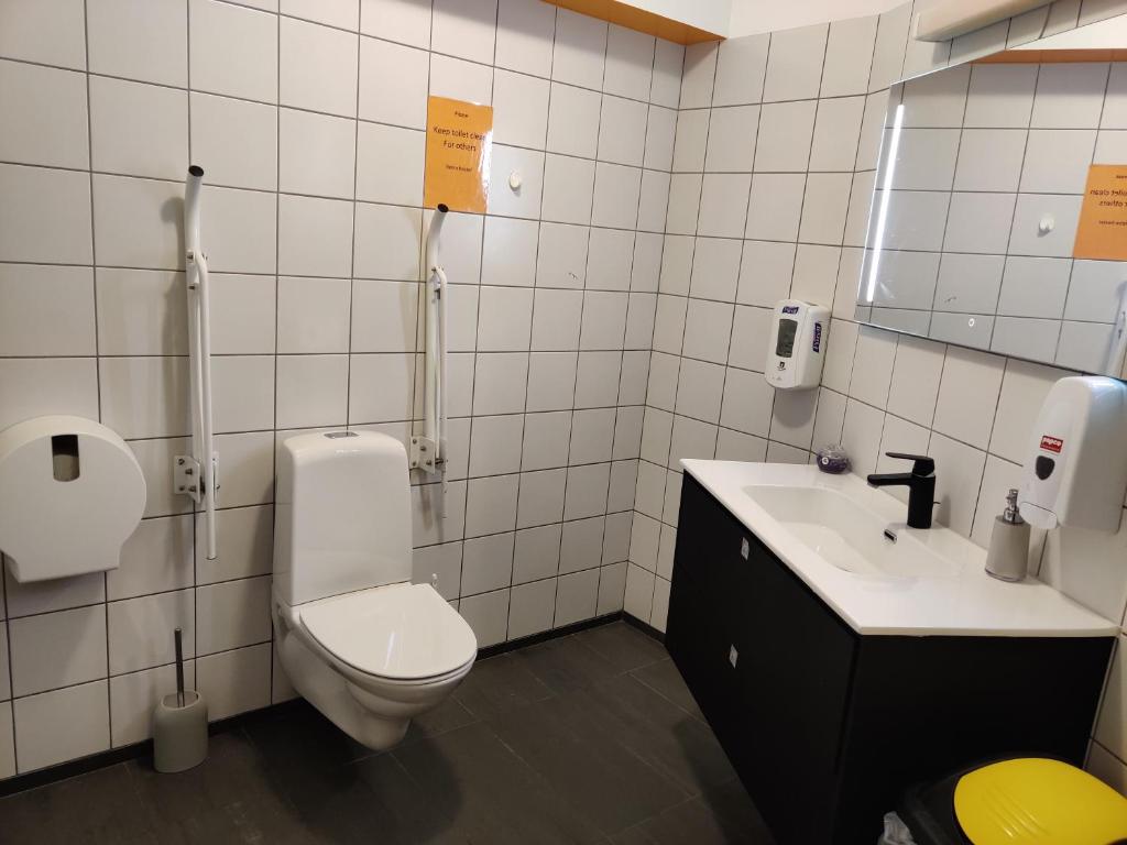 ein Badezimmer mit Toilette und Waschbecken in der Unterkunft SM Hostel in Reykjavík