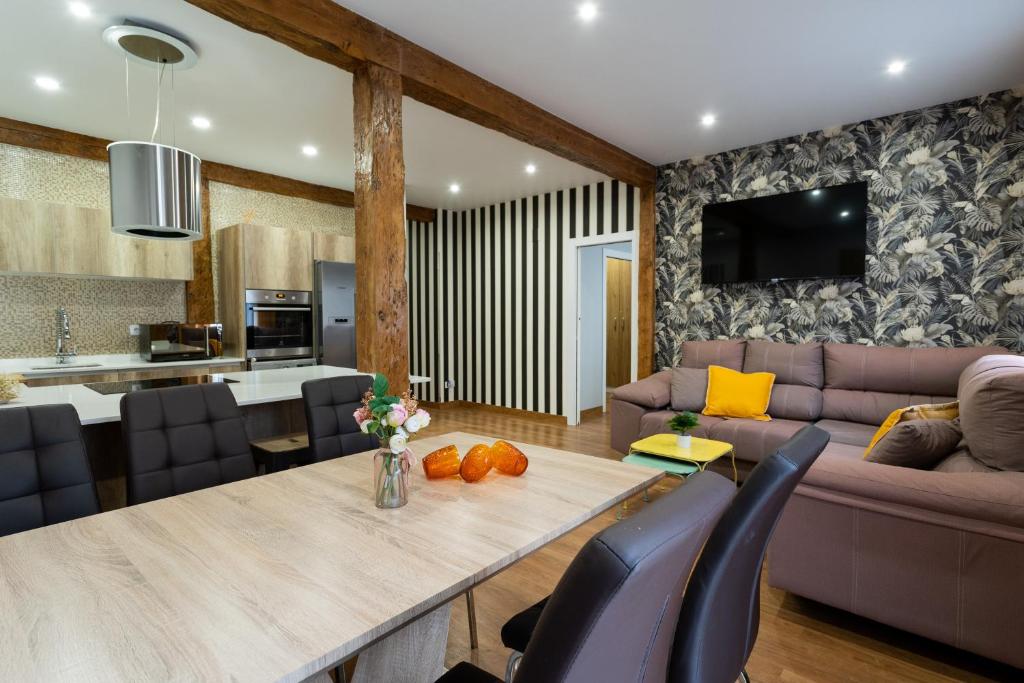 eine Küche und ein Wohnzimmer mit einem Tisch und einem Sofa in der Unterkunft SF Avenue Santander in Santander
