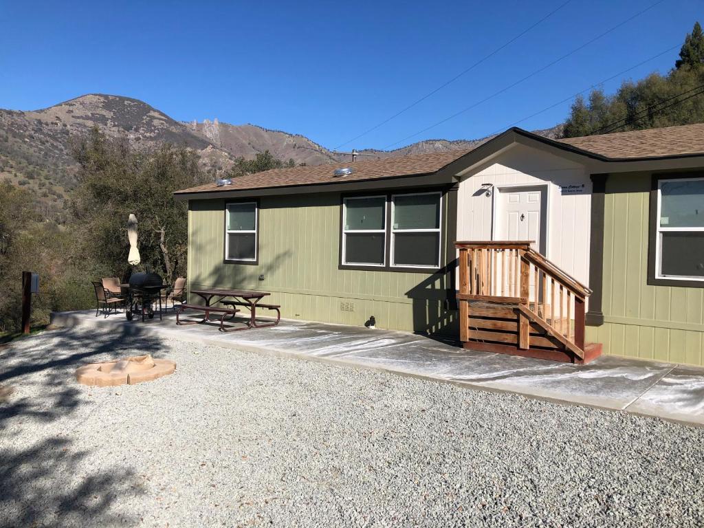 Sierra Lodge Three Rivers - Holiday Home
