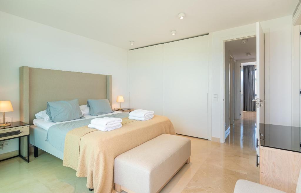 Posteľ alebo postele v izbe v ubytovaní Luxurious Townhouse with Roof Top Plunge Pool