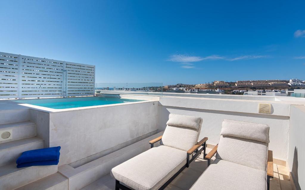 Bazén v ubytovaní Luxurious Townhouse with Roof Top Plunge Pool alebo v jeho blízkosti