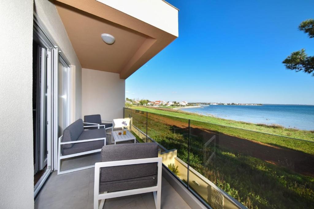 En balkon eller terrasse på Beachfront villas with hot tubs Sun Garden