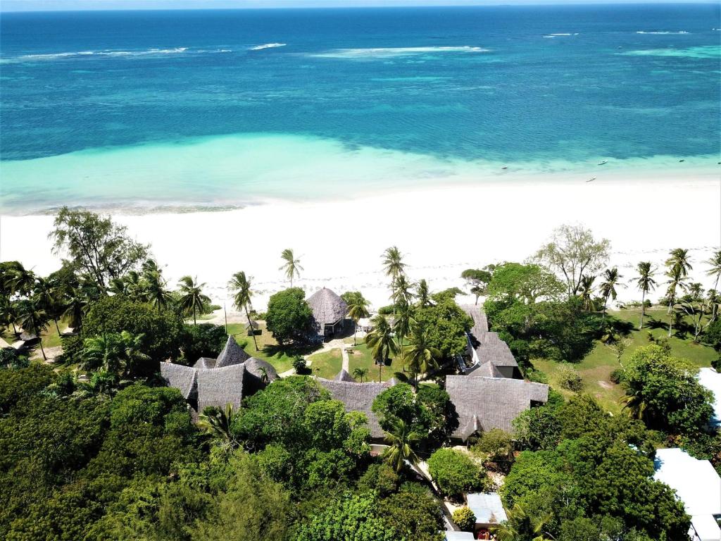 Luftblick auf ein Resort und den Strand in der Unterkunft Eleven Pearl Boutique Hotel & Spa in Diani Beach