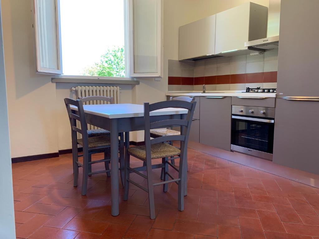 Een keuken of kitchenette bij Spectacular Chianti View close San Gimignano