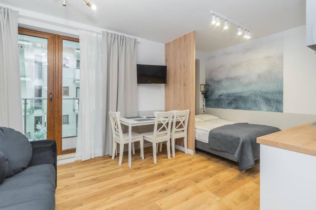 Posezení v ubytování APARTAMENTY MIERZEJA - STEGNA PARK STUDIO, 500 m od plaży