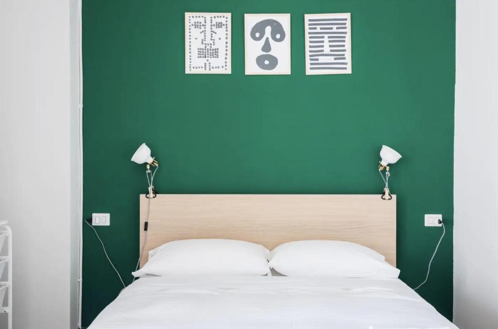 Ένα ή περισσότερα κρεβάτια σε δωμάτιο στο Minimal and Charming studio in Isola District