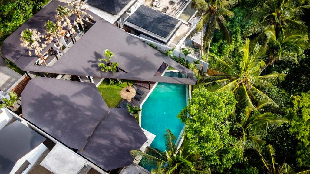 een luchtzicht op een resort met een zwembad bij Villa Crazy Roof by BaliSuperHost in Ubud