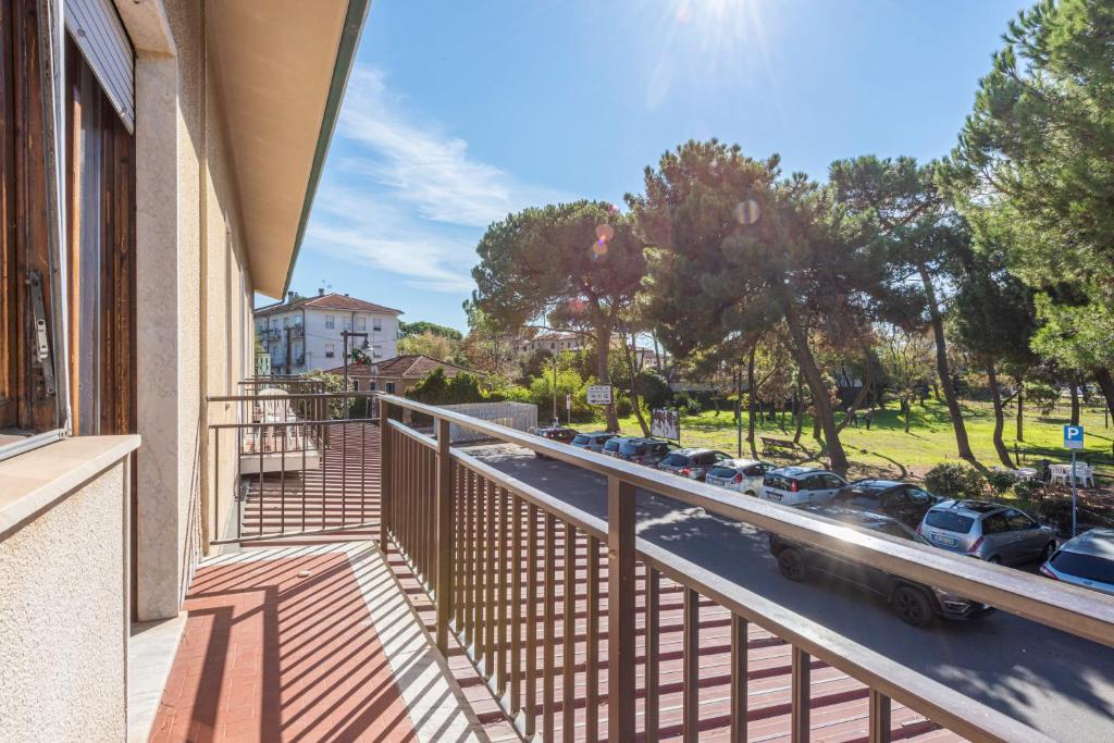 un balcone con vista su un parcheggio con auto di Suite Daniela 3 by MMega a Massa
