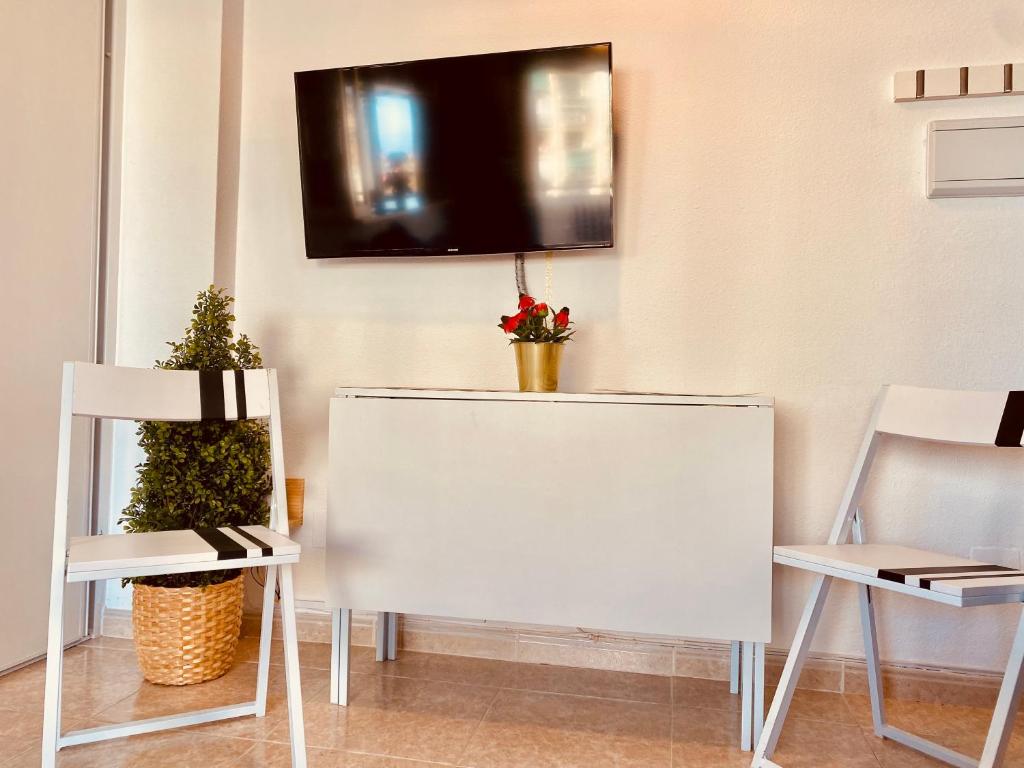 Televízia a/alebo spoločenská miestnosť v ubytovaní Apartamento, Sol y Playas