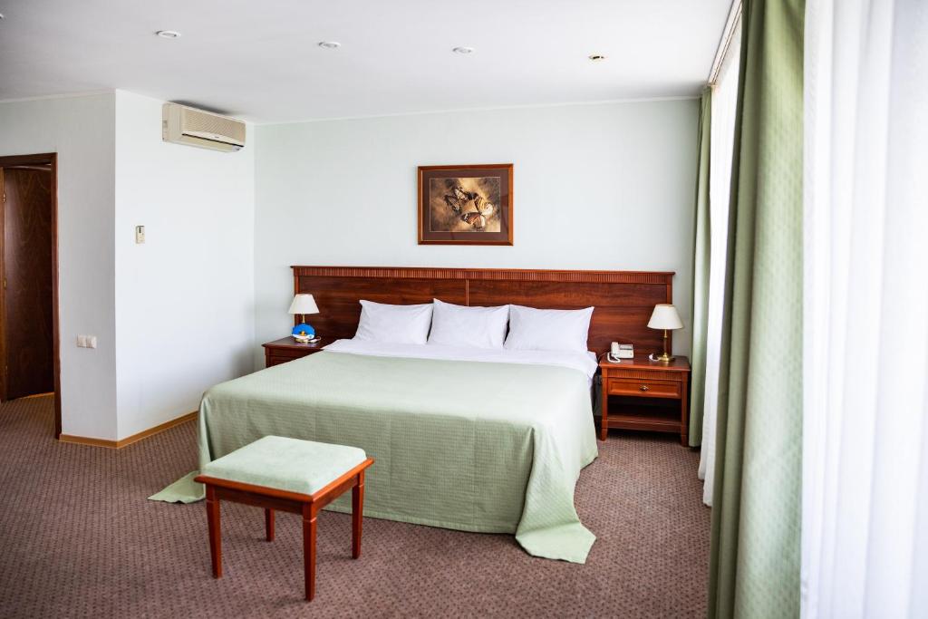 Кровать или кровати в номере ДИС отель