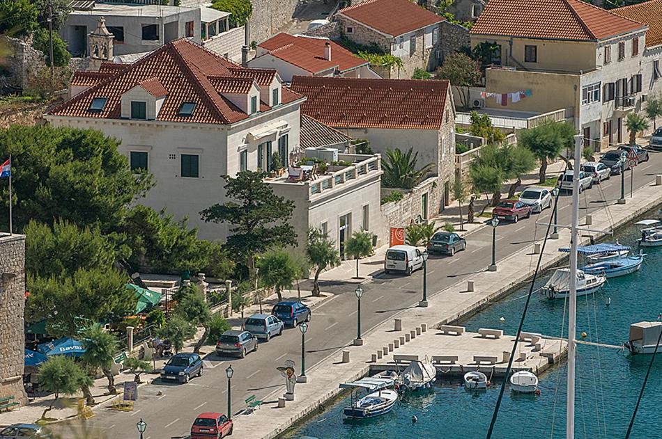 eine Luftansicht einer Stadt mit Booten im Hafen in der Unterkunft Apartments Pipo in Pučišća