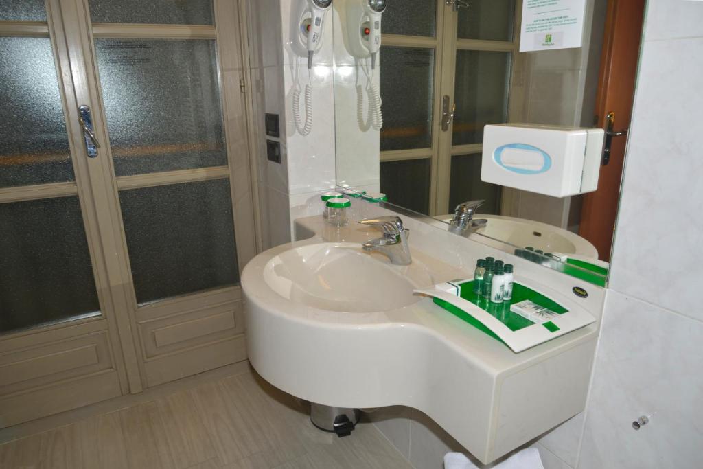 A bathroom at Sure Hotel by Best Western Turin City Centre