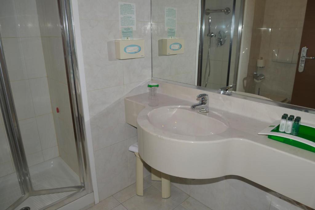A bathroom at Sure Hotel by Best Western Turin City Centre