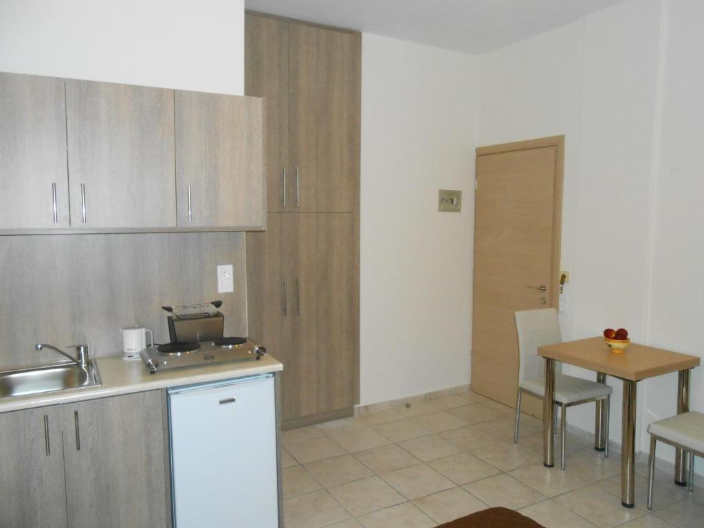 Kuchyň nebo kuchyňský kout v ubytování Voula Hotel