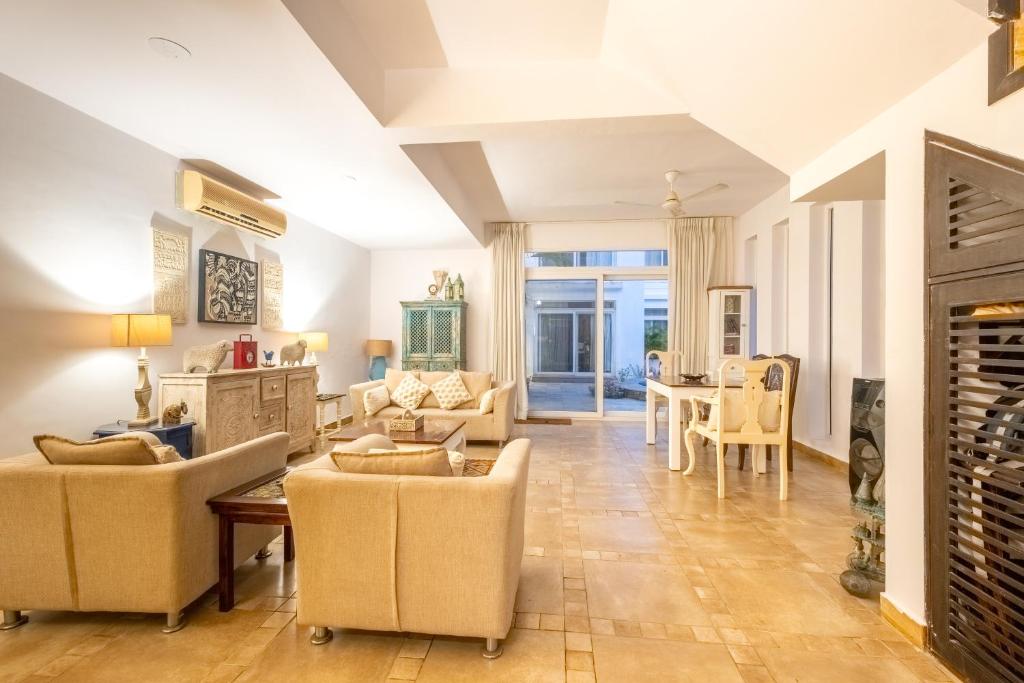 Posezení v ubytování Snowdrop- Exquisite 3BHK Villa with Pool- Candolim By StayMonkey