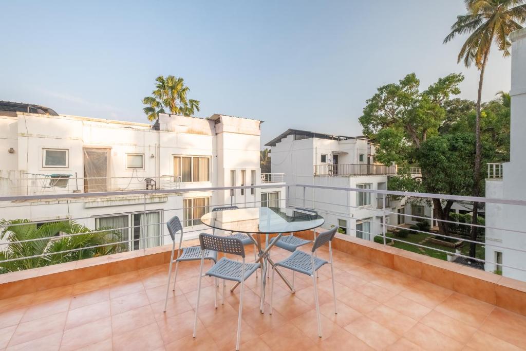 Balkón nebo terasa v ubytování Snowdrop- Exquisite 3BHK Villa with Pool- Candolim By StayMonkey