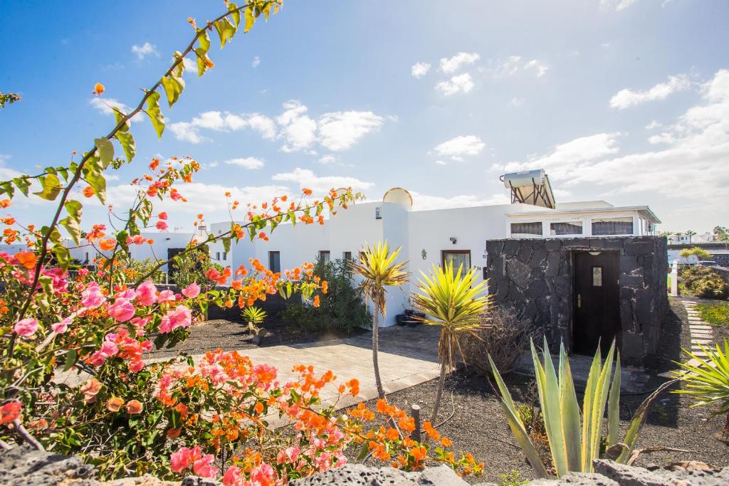 Zdjęcie z galerii obiektu Beautiful 2 Bed Villa with large pool Casa Manana w mieście Playa Blanca