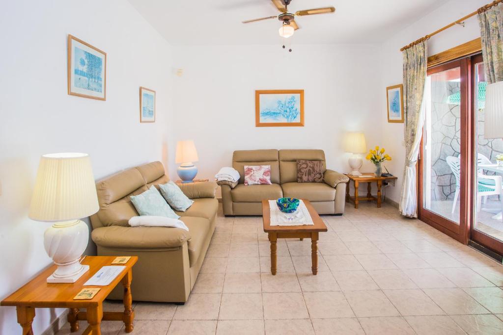 Zdjęcie z galerii obiektu Beautiful 2 Bed Villa with large pool Casa Manana w mieście Playa Blanca