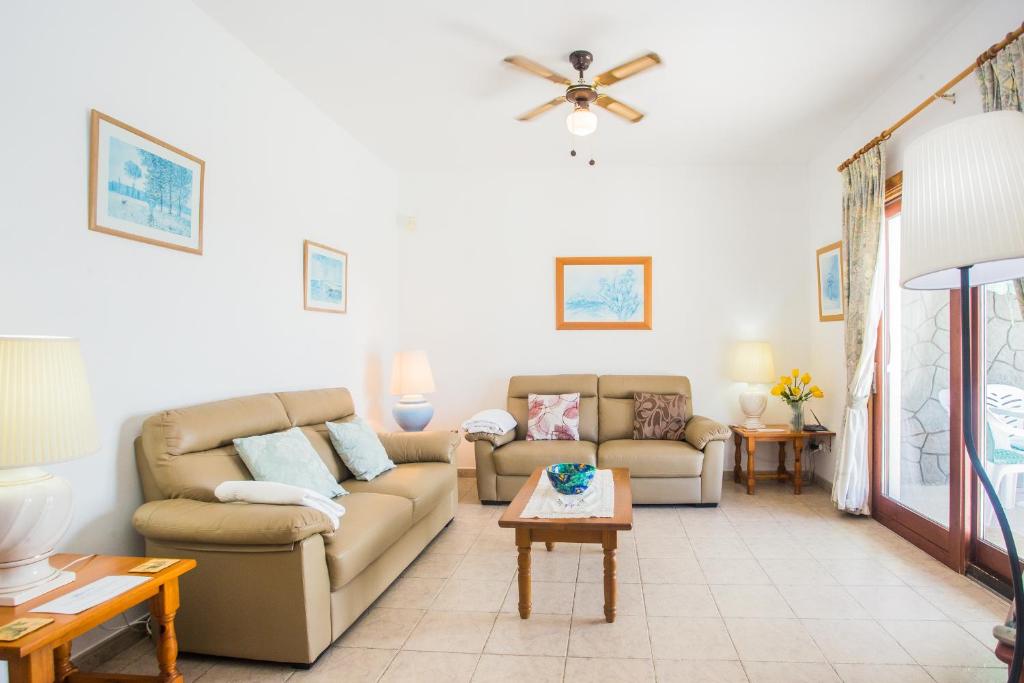 Zdjęcie z galerii obiektu Beautiful 2 Bed Villa with large pool Casa Manana w mieście Playa Blanca