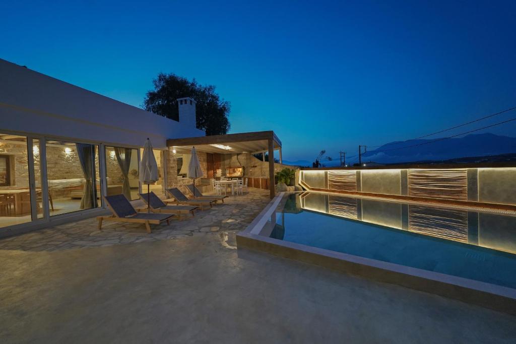 Bazén v ubytování New Villa Komos in Pitsidia,Matala,Crete nebo v jeho okolí