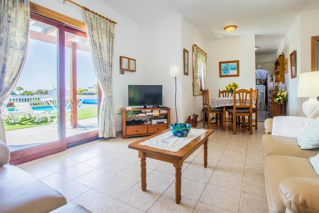 Zdjęcie z galerii obiektu Beautiful 2 Bed Villa with large pool Casa Manana w mieście Playa Blanca