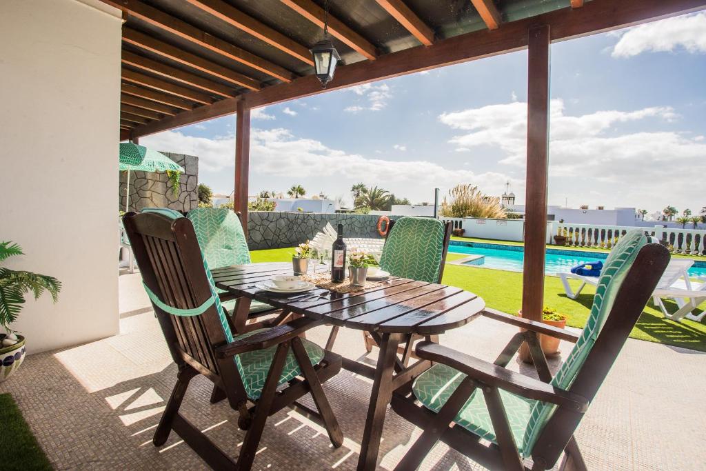 Zdjęcie z galerii obiektu Beautiful 2 Bed Villa with large pool Casa Manana w mieście Playa Blanca