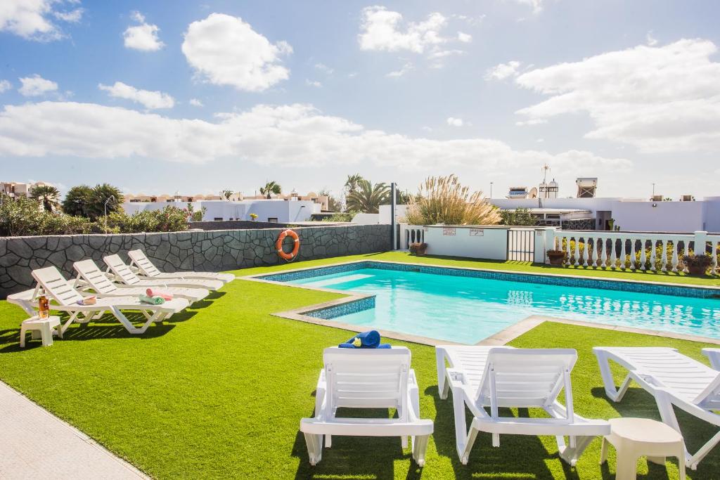 Zdjęcie z galerii obiektu Beautiful 2 Bed Villa with large pool Casa Manana w mieście Playa Blanca