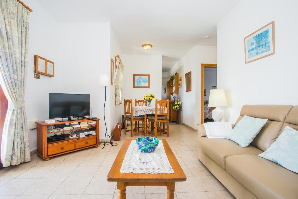 Zdjęcie z galerii obiektu Beautiful 2 Bed Villa with large pool Casa Manana w mieście Playa Blanca