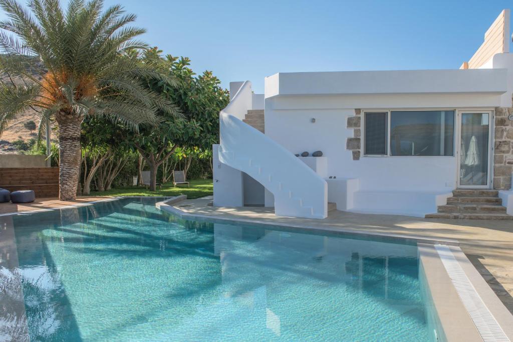 Bazén v ubytování New Villa Komos in Pitsidia,Matala,Crete nebo v jeho okolí