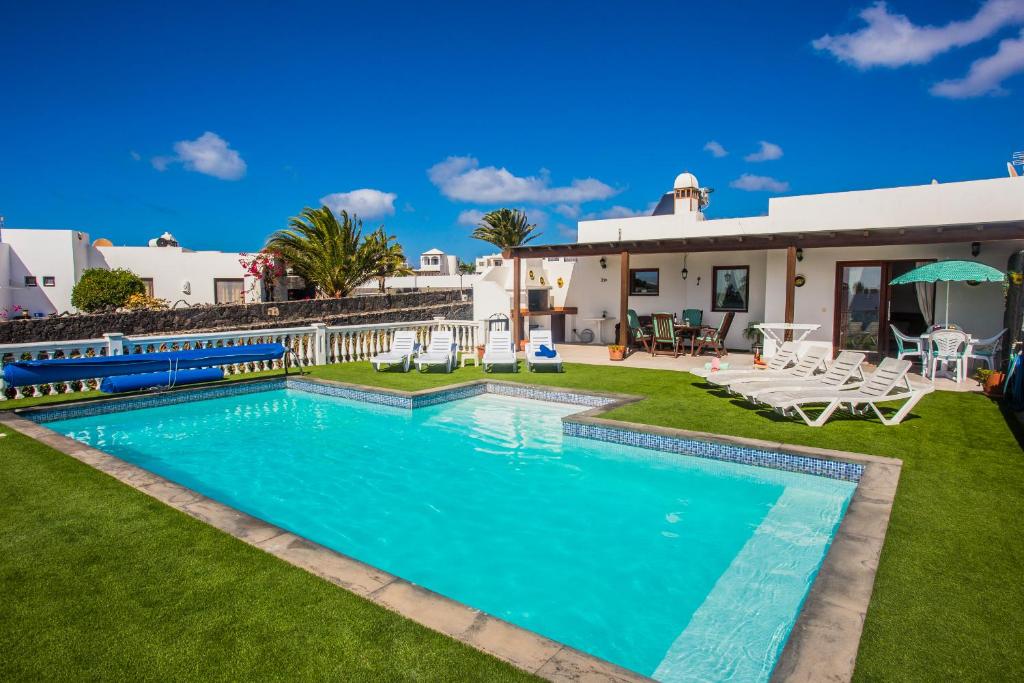 Villa con piscina frente a una casa en Beautiful 2 Bed Villa with large pool Casa Manana, en Playa Blanca