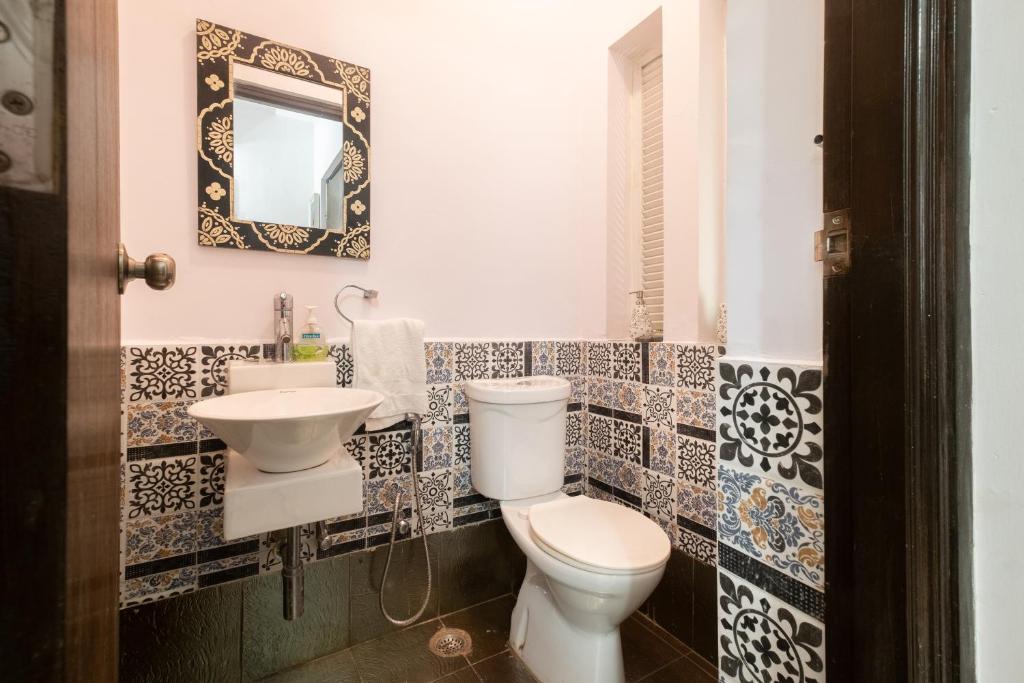 Koupelna v ubytování Snowdrop- Exquisite 3BHK Villa with Pool- Candolim By StayMonkey