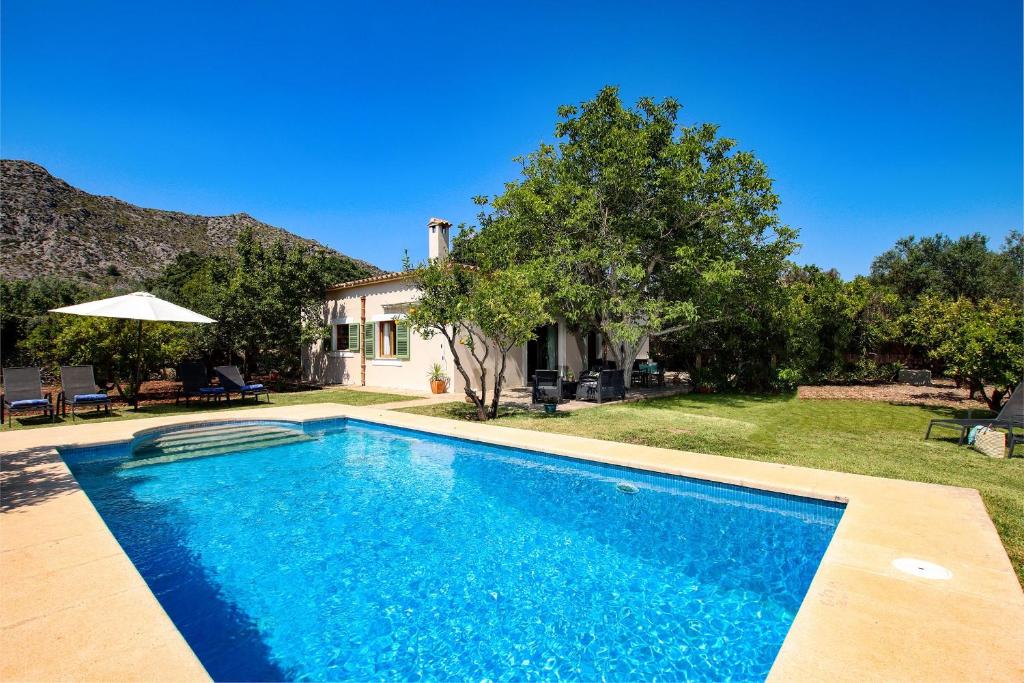 una piscina frente a una casa en Villa Ternelles, en Pollensa