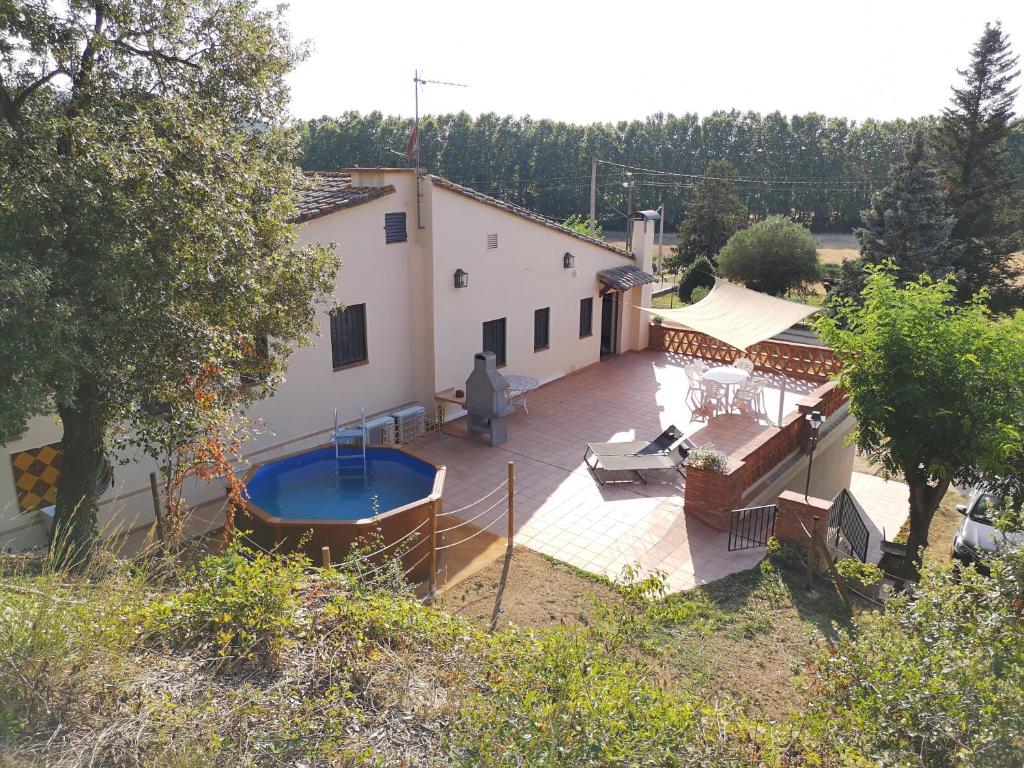 an aerial view of a house with a swimming pool at La Rajoleria para desconectar. Lloguer 30. in Llagostera